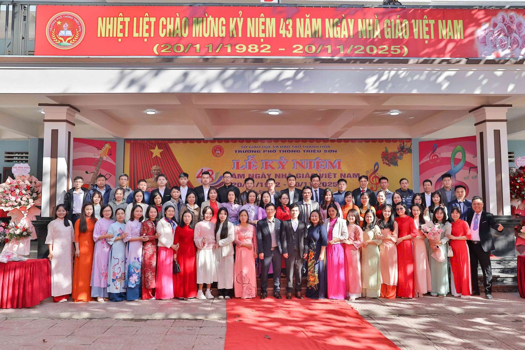 Hoạt động tập thể tại sân trường Triệu Sơn